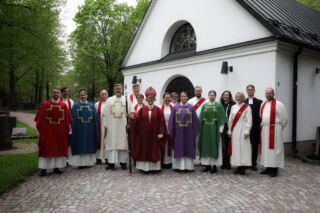 Kuvassa pappisvirkaan ja diakonian virkaan juhlamessussa 29.5.2022 vihityt sekä messun toimittajat ulkona ryhmäkuvassa