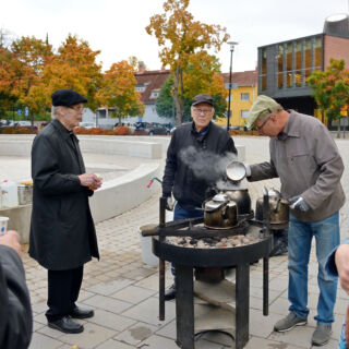 Lohjan seurakunnan vapaaehtoiset keittämässä nokipannukahveja