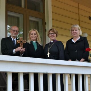Yhdessä -tunnustuspalkinnon vastaanottajat Jorma Kivilä, Marja Lähdekorpi ja Marisa Sulvaran Karkkilan seurakunnasta piispalan kuistilla piispa Kaisamari Hintikan kanssa.