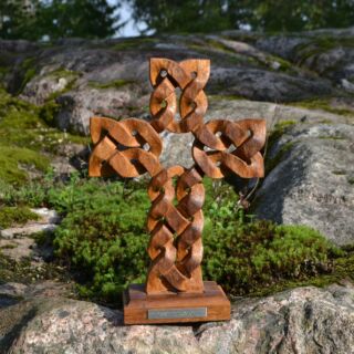 Puusta kaiverrettu kelttityylinen risti, Yhdessä -tunnustuspalkinnon 2023, luovutettu Karkkilan seurakunnalle