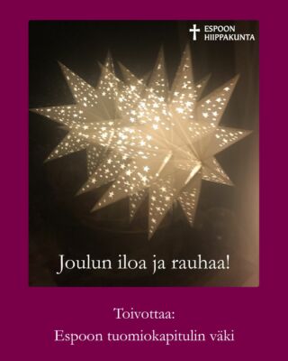 Vaalea tähdenmuotoinen jouluvalo tumman ikkunan edessä, hyvän joulun toivotus